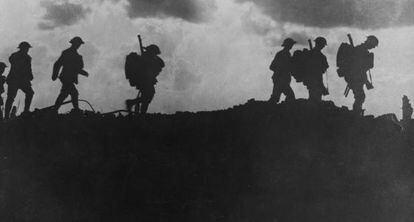Soldados brit&aacute;nicos atraviesan una colina durante la batalla. 