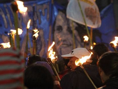 Marcha de antorchas para rendir homenaje a Eva Perón en Buenos Aires.