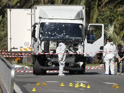 Investigación policial alrededor del camión que arrollo a centenares de personas en el Paseo de los Ingleses en Niza (Francia).