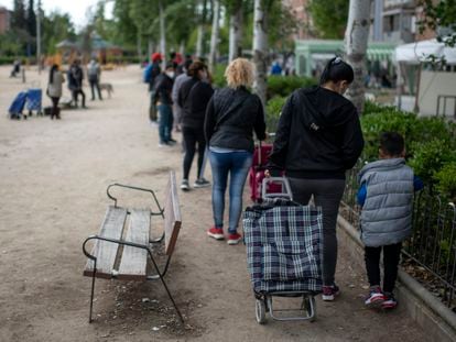 Un grupo de personas hace cola para recoger comida, el año pasado en Madrid.
