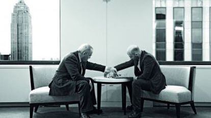 Roberto Saviano y Gari Kasparov juegan al ajedrez en Nueva York.