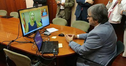 El secretario de Presidencia de la Generalitat, Joaquim Nin, habla con la consejera Neus Munté por videoconferencia.