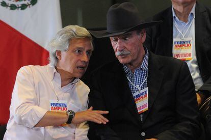 El empresario Claudio X. González, dialoga con el expresidente Vicente Fox, durante el evento de este lunes.