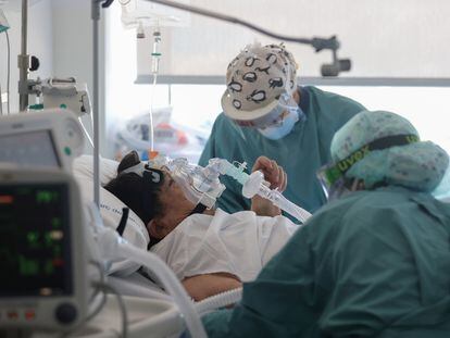 Sanitarios atienden a pacientes de coronavirus en el Hospital del Mar de Barcelona, el 15 de julio.
