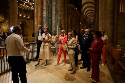 Margrethe Vestager, candidata a la presidencia del BEI, y la vicepresidenta primera del Gobierno, Nadia Calviño, en una visita a la catedral de Santiago.