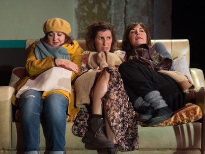 Desde la izquierda, Mamen Duch, Marta Pérez y Àgata Roca, en 'Canción para volver a casa'.