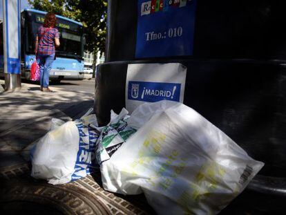 Bolsas de desperdicios sin recoger el viernes en San Blas.