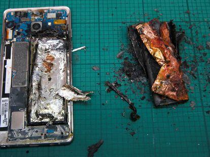 Un Samsung Note 7 que es va incendiar durant unes proves en un laboratori de Singapur.