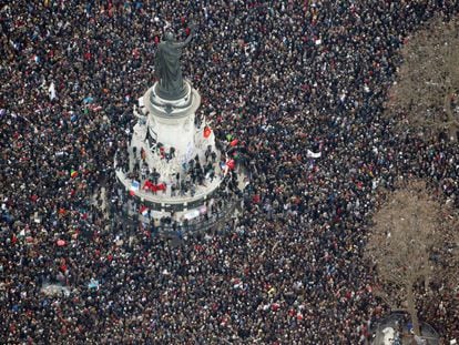 Manifestaci&oacute;n en la plaza de la Rep&uacute;blica de Par&iacute;s contra el atentado de Charlie Hebd&oacute;.