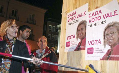 La candidada de UPyD, Rosa D&iacute;ez, en la pegada de carteles esta noche en Madrid.