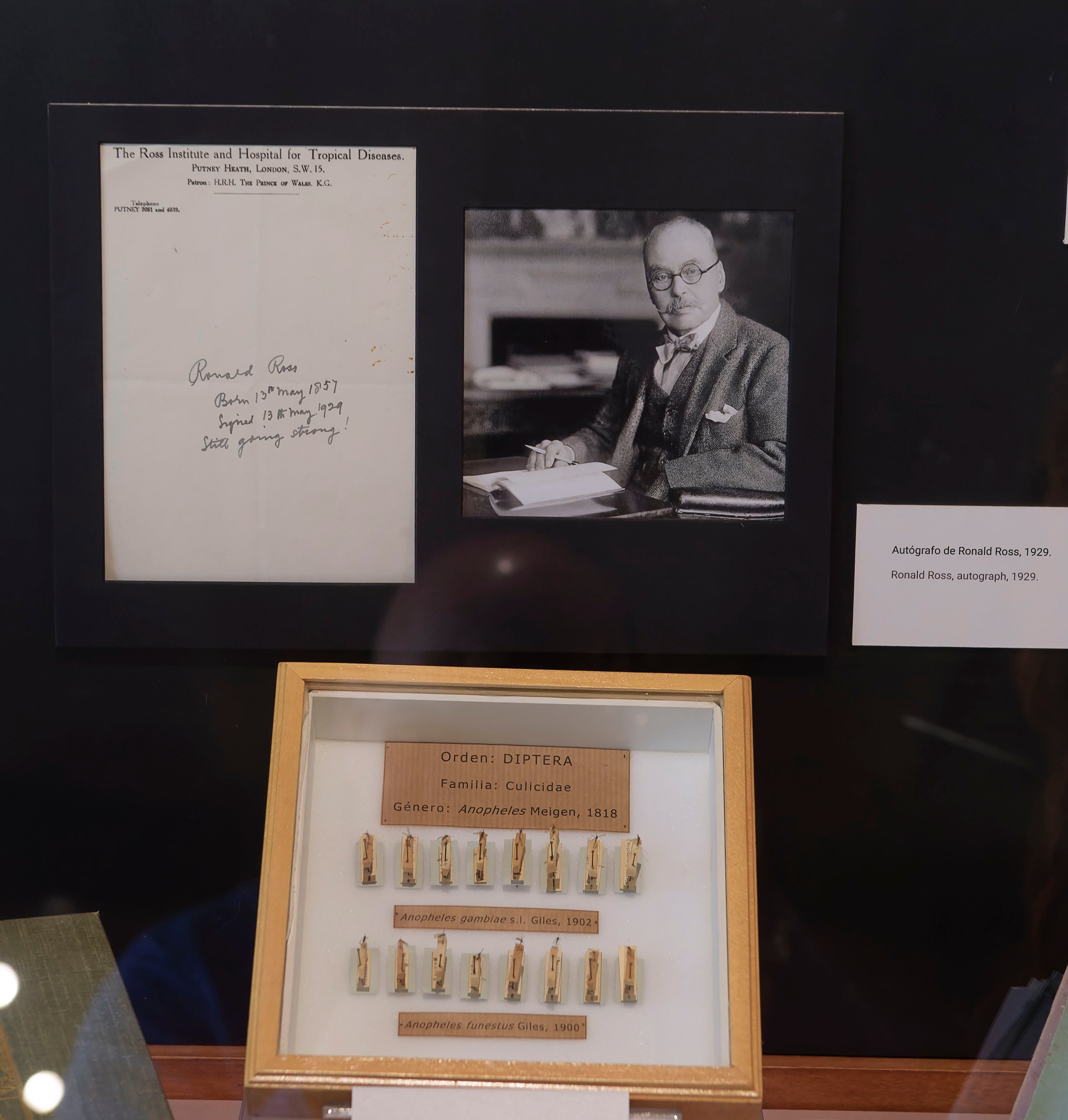 Autógrafo del Premio Nobel Ronald Ross, 1929, quien relacionó la malaria con los mosquitos.
