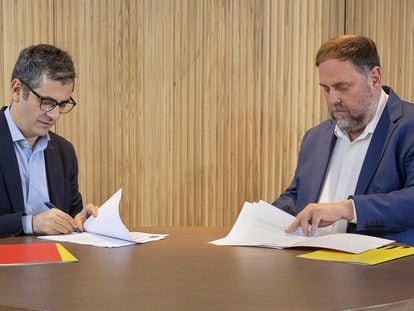 Bolaños y Junqueras firman el acuerdo, en una imagen distribuida por el PSC.