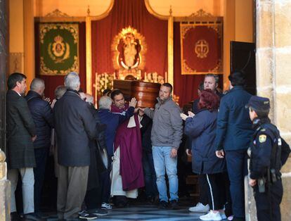 Salida del féretro de Diego Valencia de la iglesia de La Palma (Algeciras), el 27 de enero de 2023.