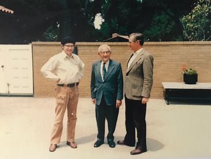 David Klarner, George Pólya (centro), y N. G. de Bruijn, los tres matemáticos en la Universidad de Stanford, circa 1973