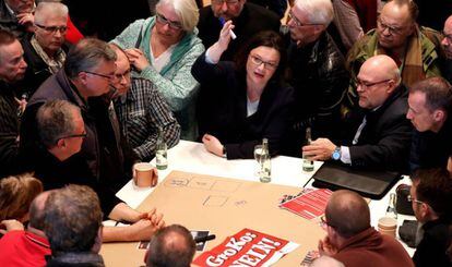 Andrea Nahles (centro), ya exlíder del SPD, durante un debate con miembros del partido sobre una gran coalición con la CDU el 18 de febrero de 2018 en Kamen.