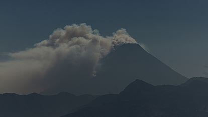 El incendio forestal registrado en la parte sur del volcán de Agua, en el municipio de Santa María de Jesús en Guatemala. 