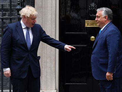 Boris Johnson (a la izquierda) y Viktor Orbán, este viernes, en la residencia de Downing Street.
