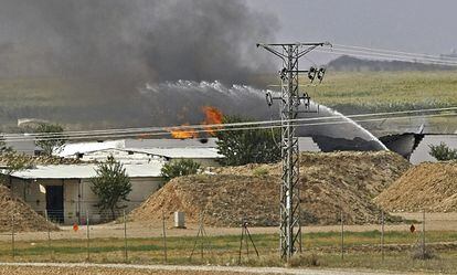 Bomberos de Zaragoza tratan de apagar el fuego declarado tras la explosión registrada en la empresa Pirotecnia Zaragozana.