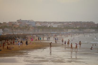 Ambiente en la playa de la Malvarrosa, el 3 de agosto.