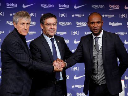 Quique Setién, Josep Maria Bartomeu y Eric Abidal, en la presentación del entrenador cántabto.