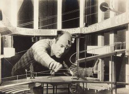 El Lissitzky trabajando en 1928 en la maqueta del decorado para la puesta en escena de V. E.Meyerhold de la obra 'Quiero un niño'