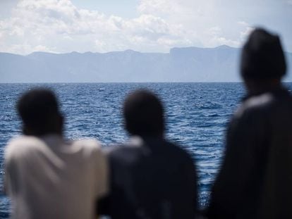 Tres migrantes a bordo del 'Aquarius'. 