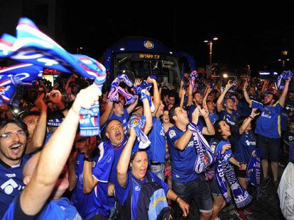 Aficionados del Getafe celebran el ascenso a Primera Divisi&oacute;n.