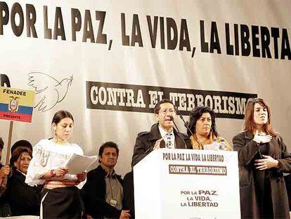 Lucía Roseto; Francisco Morales, presidente de Fenadee, y Almudena Grandes, durante la lectura del manifiesto.