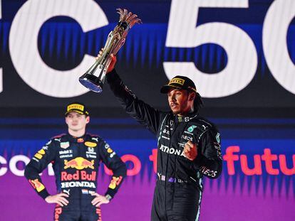 Lewis Hamilton levanta el trofeo de campeón de la carrera de este pasado domingo, con Verstappen a la izquierda.