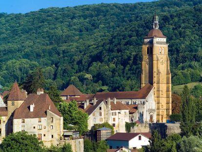 Vista de Arbois, en Francia, con la torre de la iglesia de Saint-Just. 
