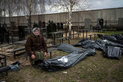 Una mujer junto a la bolsa que contiene el cadáver de su hijo, en Bucha el pasado 30 de marzo.