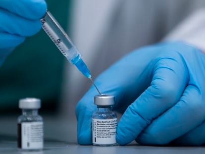 Un sanitario prepara una dosis de la vacuna de Pfizer-BioNTech, en una imagen de archivo.