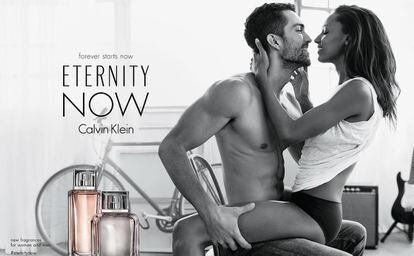 Esta temporada, además de colarse en la campaña del 20 aniversario de Jimmy Choo la podemos ver en las imágenes de 'Eternity Now', el perfume de Calvin Klein.