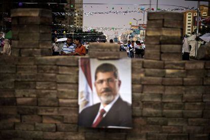 Una barricada con un cartel con la cara de Mohamed Morsi, en el distrito de Ciudad Nasser.