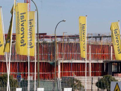 Carteles de Ferrovial frente a una obra de Madrid.