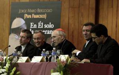 El cardenal arzobispo de Madrid, Antonio María Rouco Varela (c), acompañado por el director de publicaciones Claretianas, Fernando Prado, por el secretario para la Congregación para la Doctrina de la Fe, Luis Dalarias (2i), por el director de la línea editorial de la Cadena Cope, José Luis Restán (2d) y por el director de la Biblioteca Autores Cristianos, Carlos Granados, durante el acto de presentación de los libros del papa Francisco "Mente abierta, corazón creyente" y "En Él solo la esperanza", esta tarde en Madrid.