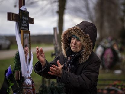 Valentyna, de 77 años, llora en la tumba de su hijo Ruslan, de 47 años, durante su funeral en el cementerio de Bucha, en las afueras de Kiev, el lunes 18 de abril de 2022.