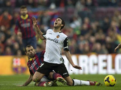 Mascherano le hace una entrada a Parejo.