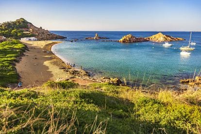 Cala Pregonda, una de las playas del norte de la isla de Menorca.