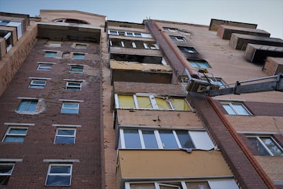 Daños de la artillería en la fachada del edificio de Irpin.
