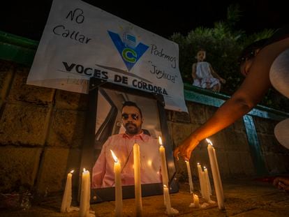 Habitantes de “Bijao” asisten a velatón en conmemoración al periodista Rafael Moreno, en Puerto Libertador, el 26 de octubre del 2022.