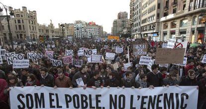 Cabecera de la manifestaci&oacute;n ayer en Valencia contra los excesos policiales. 