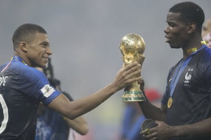 Kylian Mbappe junto a Paul Pogba.