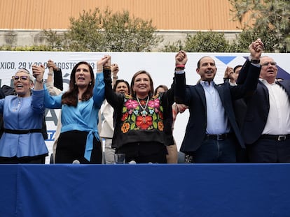 Xóchitl Gálvez (c), el presidente del Partido Acción Nacional (PAN), Marko Cortés (d), acompañados de otros dirigentes de la oposición, en Ciudad de México.