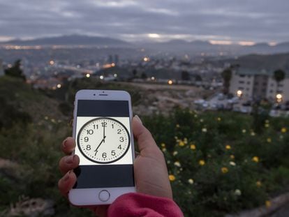 Una mujer muestra la hora en Tamaulipas, México.