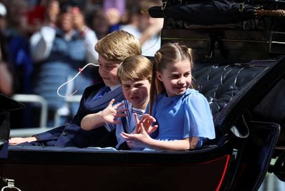 Jorge, Luis y Carlota, hijos de Guillermo de Inglaterra y Kate Middleton, durante el desfile. Esta es la primera vez que los niños desfilan en un 'Trooping the Colour'.