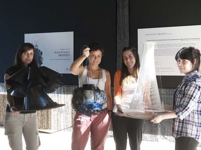 Varias alumnas muestran algunas de las lámparas que han creado inspiradas en diseños de Balenciaga.