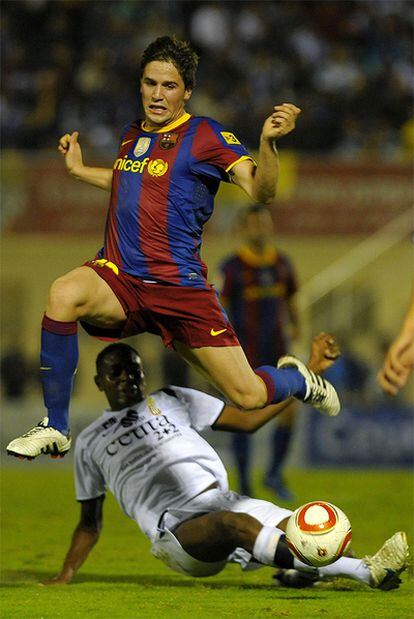 Fontàs disputa un balón con un rival del Ceuta durante el encuentro de Copa del Rey.
