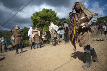 Indígenas borucas, de la zona sur del país, en una danza tradicional