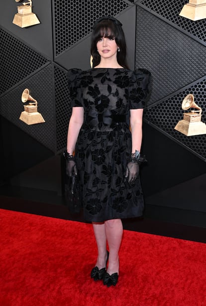 Lana Del Rey, nominada a Mejor álbum del año por 'Did You Know That There’s a Tunnel Under Ocean Blvd', fue de las pocas invitadas que lució un vestido corto.